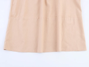 Gros plan détaillé sur le tissu en coton et lin beige avec des bords d'ourlet effilochés