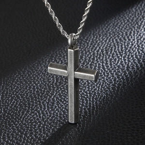 Collana con ciondolo a croce vintage in acciaio inossidabile e catena a corda