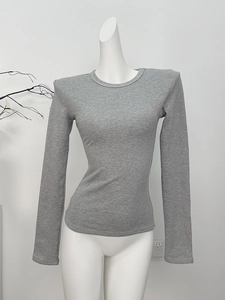 Détails du t-shirt gris en maille avec épaulettes et texture côtelée ajustée