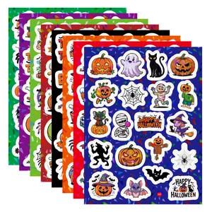 Détail macro d'autocollants holographiques d'Halloween en vinyle avec motifs citrouilles