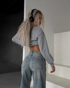 Détail des poches arrière et de l'étiquette en cuir d'un jean évasé bleu délavé