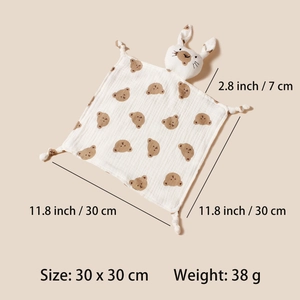 Détail du doudou bébé en mousseline 30x30cm avec imprimé ours et tête de lapin en peluche