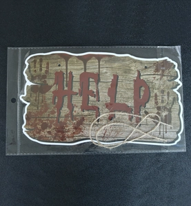 Détail d'une plaque de porte Halloween effet bois avec empreintes de mains ensanglantées