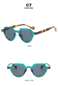 Grüne geometrische Sonnenbrille mit Schildpatt-Bügeln und dunkelgrauen Gläsern Seitenansicht
