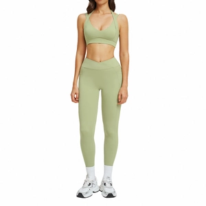 Set yoga verde salvia con reggiseno sportivo a V e leggings a vita alta incrociata