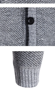 Detailansicht der hellgrauen Strickjacke mit Knöpfen und feinen Rippbündchen am Ärmel