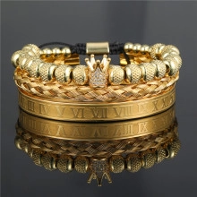 Set di tre bracciali da uomo dorati con perline a corona e bracciale rigido romano