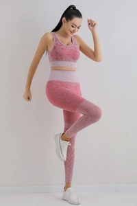 Detail der nahtlosen High-Waist-Leggings und Sport-BH aus lila Jacquard-Gewebe
