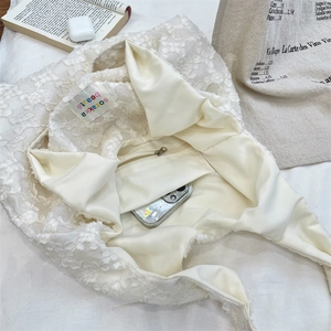 Détail de l'intérieur du grand sac cabas avec doublure, poche zippée et étiquette colorée