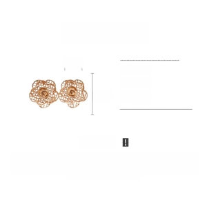 Detailansicht der hohlen Roségold-Ohrringe im Blumendesign mit 2,8 cm Durchmesser