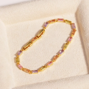 Vista macro del bracciale arcobaleno placcato oro 18K con pietre preziose colorate