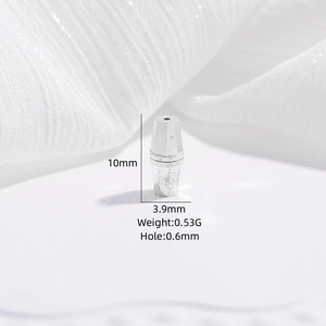 Macro di una chiusura a vite in argento da 10mm con foro 0,6mm per gioielli DIY