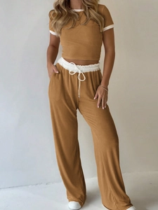 Ensemble deux pièces pour femme avec crop top et pantalon décontracté à rayures caramel