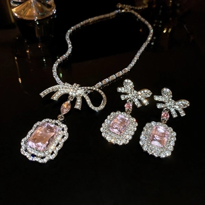 Gros plan détaillé du parure noeud en argent avec pierres roses et diamants brillants