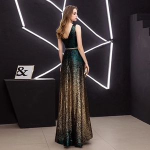 Détail d'une robe de soirée à paillettes dégradées avec col en V et dos nu