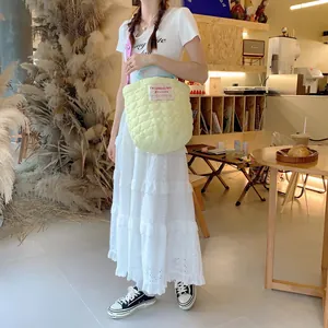 Sac à main matelassé avec motifs de cœurs, bandoulière rose et poignées bleues
