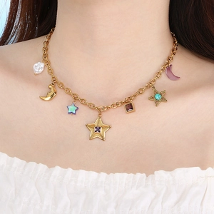 Collier élégant en acier 18k avec pendentifs étoile, lune, perle et pierres violettes