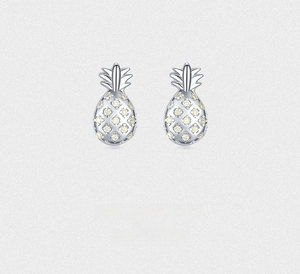 Gros plan détaillé de boucles d'oreilles ananas en argent avec zircons jaunes brillants