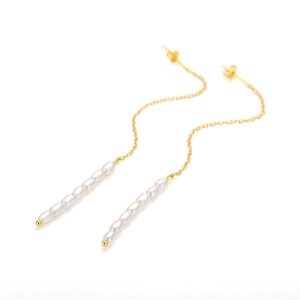 Detail of S925 silver gold chain earrings with vertical white pearls and stud closure