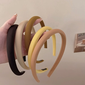 Cinq serre-têtes élégants en éponge minimaliste aux couleurs variées avec tissu texturé