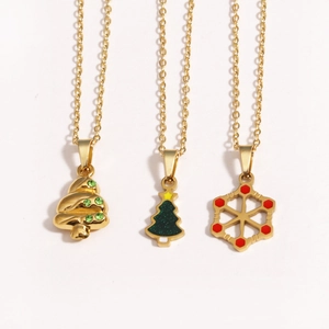 Nahaufnahme goldener Weihnachtsketten mit Emaille-Rentier, Baum und Schneeflocken