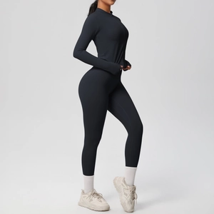 Vue latérale de l'ensemble de yoga noir avec haut à col montant et legging sport