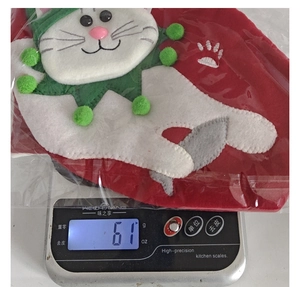 Dettaglio di calza natalizia rossa con gatto cartone animato e pompon verde che pesa 61g