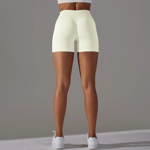 Dettaglio dei pantaloncini yoga senza cuciture a vita alta con design arricciato push-up