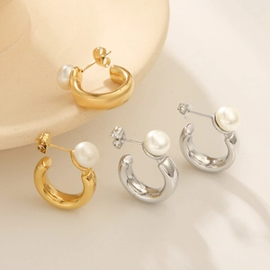 Fashionable C-shaped stainless steel hoop earrings with elegant pearl studs for women