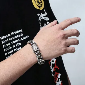 Silbernes Panzerarmband für Herren mit funkelndem Zirkonia-Verschluss am Handgelenk