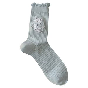 Chaussettes mi-mollet en tricot bleu clair avec bordure à volants et broderie chat