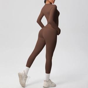 Dettaglio laterale di un set da yoga color cioccolato con maglia slim e leggings a vita alta