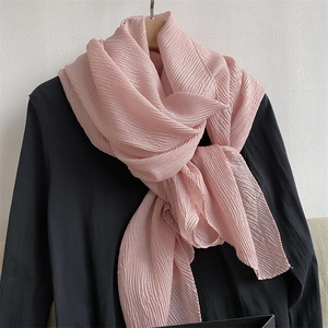 Sciarpa rosa stropicciata da donna con seta luccicante e design a pieghe alla moda