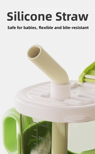 Dettaglio della tazza per neonati con cannuccia in silicone e scala graduata da 300ml