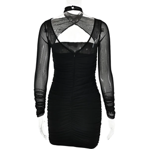 Détail de la robe courte noire avec corps froncé et manches en mesh transparent au dos