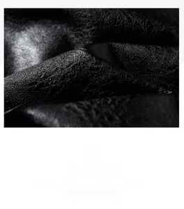Nahaufnahme der schwarzen PU-Lederjacke mit feiner Lychee-Narbung und weichem Glanz