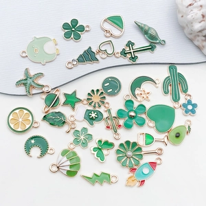 Détails des pendentifs en émail vert aux motifs de fleurs, de cœurs et d'animaux