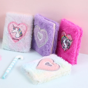 Set di quattro quaderni in peluche con unicorno e cuori di paillettes su sfondo pastello