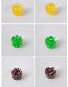 Miniatuur kleurrijke pareldrankmodellen met kleine witte lepels in een raster van zes
