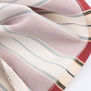 Gros plan d'une chemise rayée de style britannique avec texture tissée et coutures