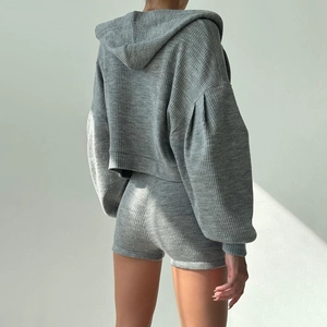 Rückansicht von grauem Rippstrick-Crop-Hoodie und schmalem Short-Set für Damen