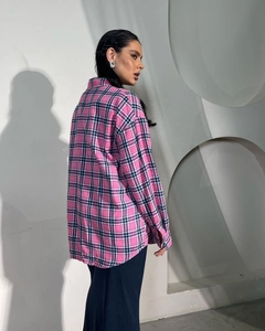 Vue latérale de la chemise à carreaux rose et marine avec coupe ample et manches