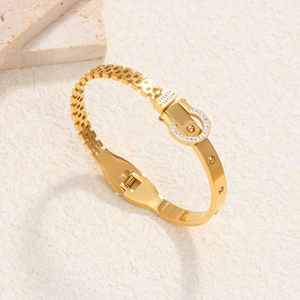 Elegante gouden titanium stalen armband met gesp ontwerp en schitterende diamanten