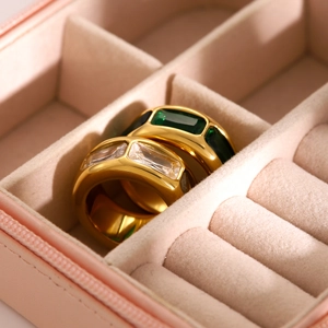 Bagues larges en acier inoxydable plaqué or 18 carats serties de trois zircons verts