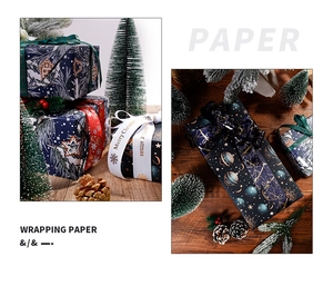 Détail du papier kraft de Noël imperméable avec motifs de cloches dorées et rubans déco