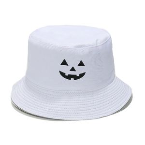 Stijlvolle witte Halloween vissershoed met een zwart geborduurd pompoengezicht