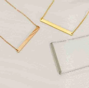 Détails des pendentifs barres minimalistes en finitions or, argent et or rose