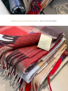 Détail macro de l'écharpe en 100% laine d'Australie avec motif à carreaux rouge et franges
