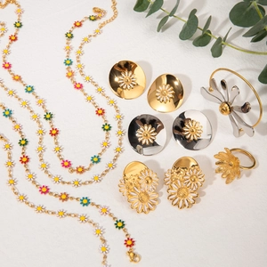 Daisy jewelry set with 18k gold stainless steel necklace, earrings and bracelet