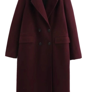 Cappotto di lana rosso vino scuro doppiopetto di media lunghezza con revers e bottoni decorati